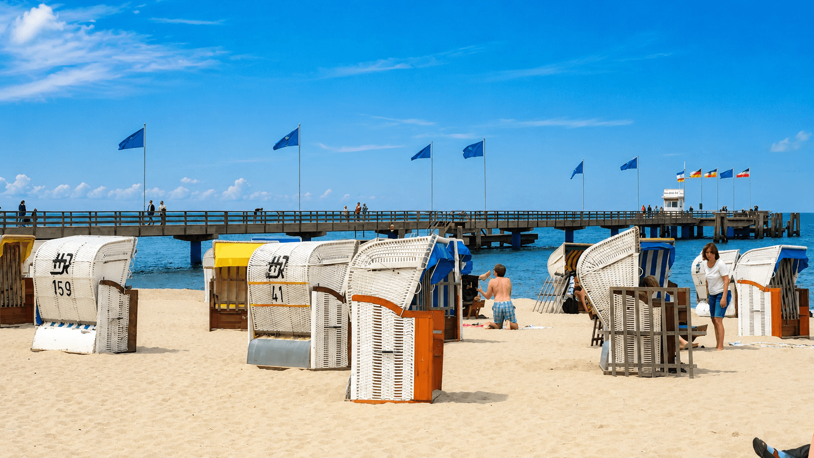 Strand von Dahme mit Strandkörben und Seebrücke